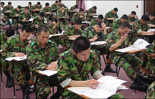 최전방 군부대인 판문점 공동경비구역(JSA) 경비대대에서 복무중인 육군 현역장병들이 시험을 치르고 있는 모습(기사 내용과 관련이 없습니다). 